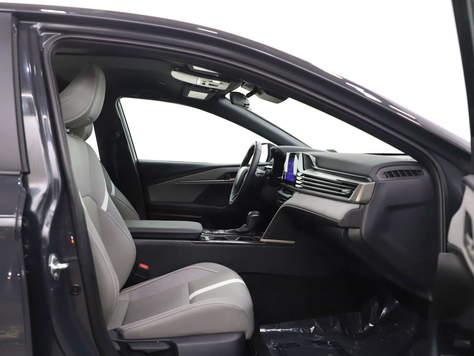 Used 2025 Toyota Camry SE image 11