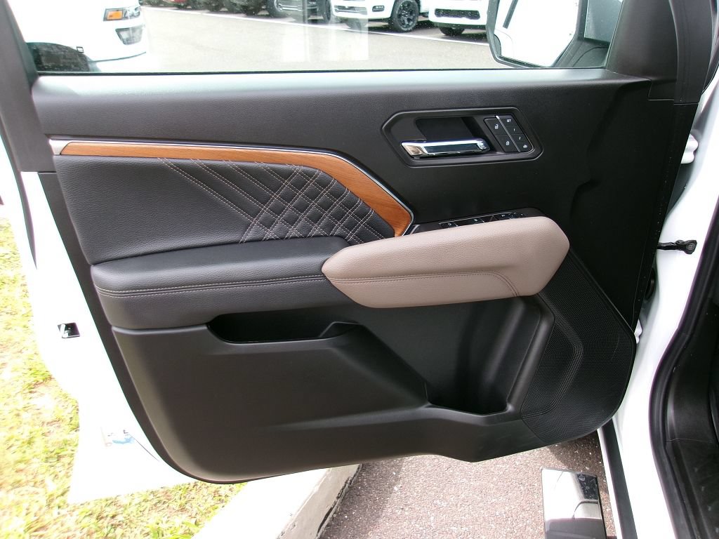 Used 2025 GMC Canyon Denali AWD/4WD image 6