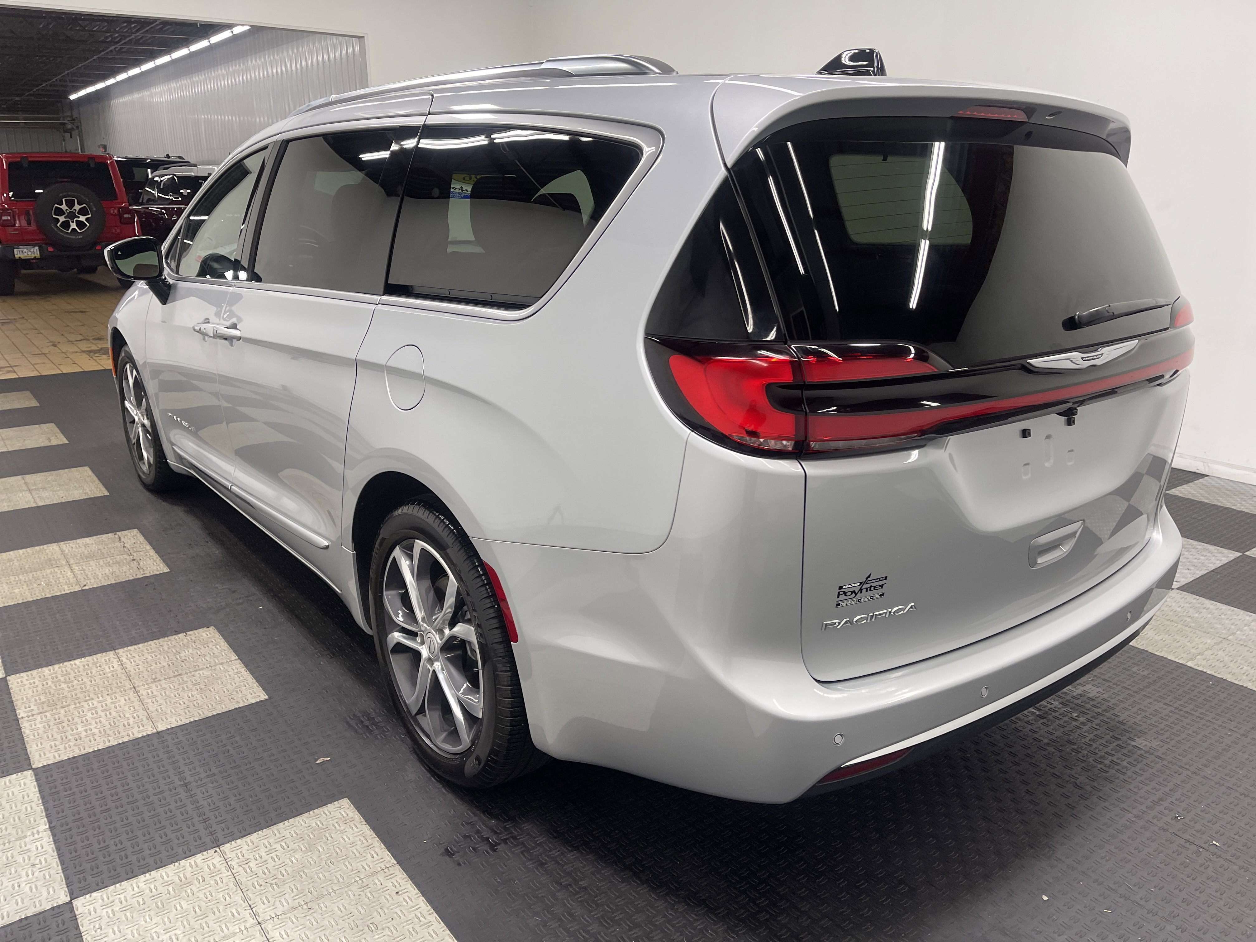 Used 2026 Chrysler Pacifica Pinnacle image 2