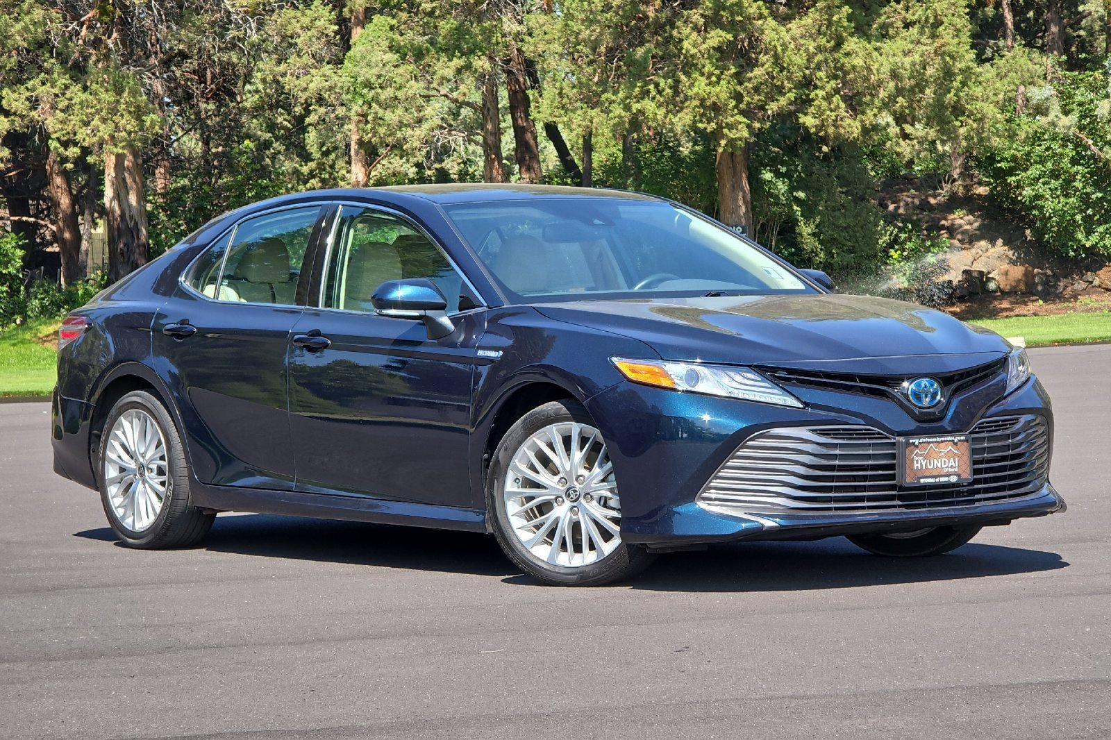 Used 2020 Toyota Camry XLE image 2