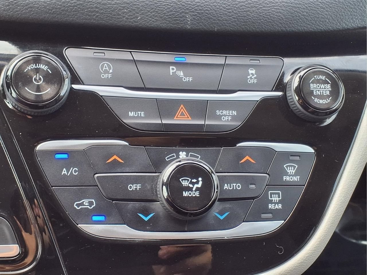 Used 2018 Chrysler Pacifica Touring-L FWD image 16