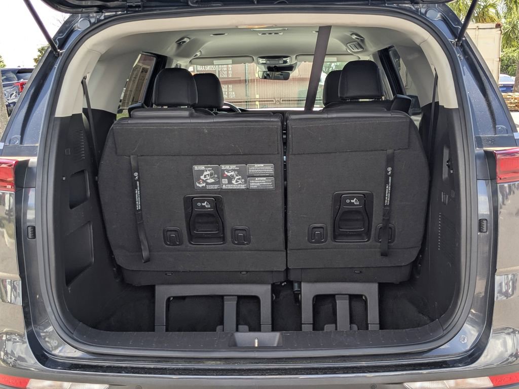 Used 2024 Kia Carnival LX image 12