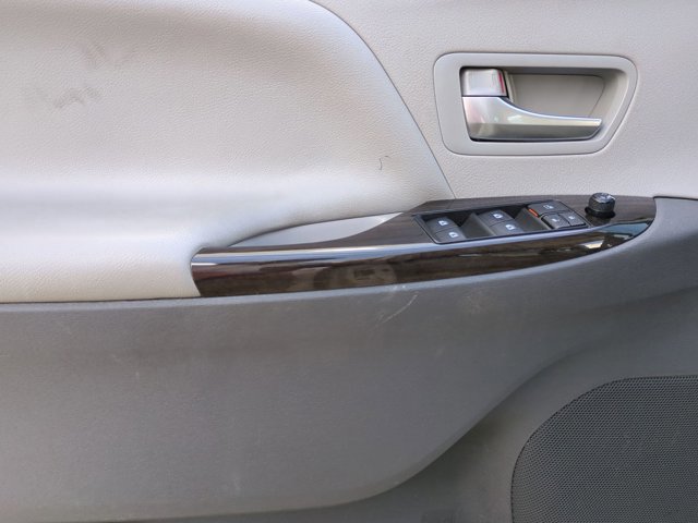 Used 2018 Toyota Sienna XLE Premium image 10