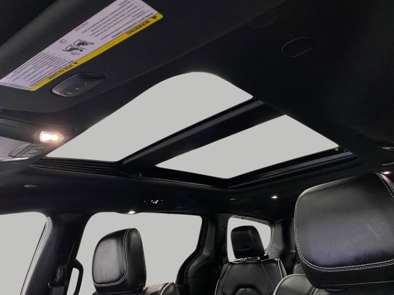 Used 2025 Chrysler Pacifica Limited FWD image 30