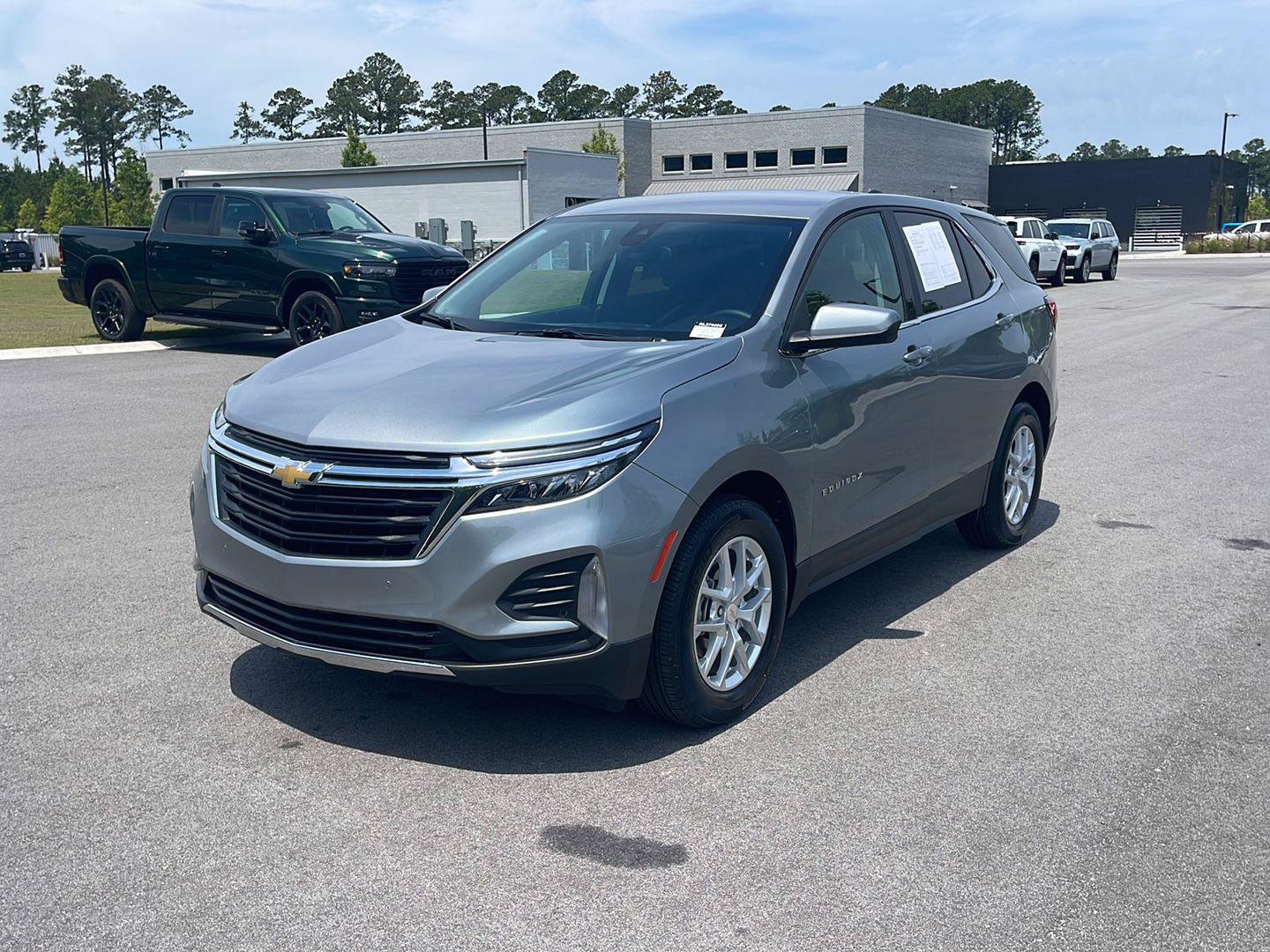 Used 2024 Chevrolet Equinox LT w/ Driver Convenience Package FWD image 3