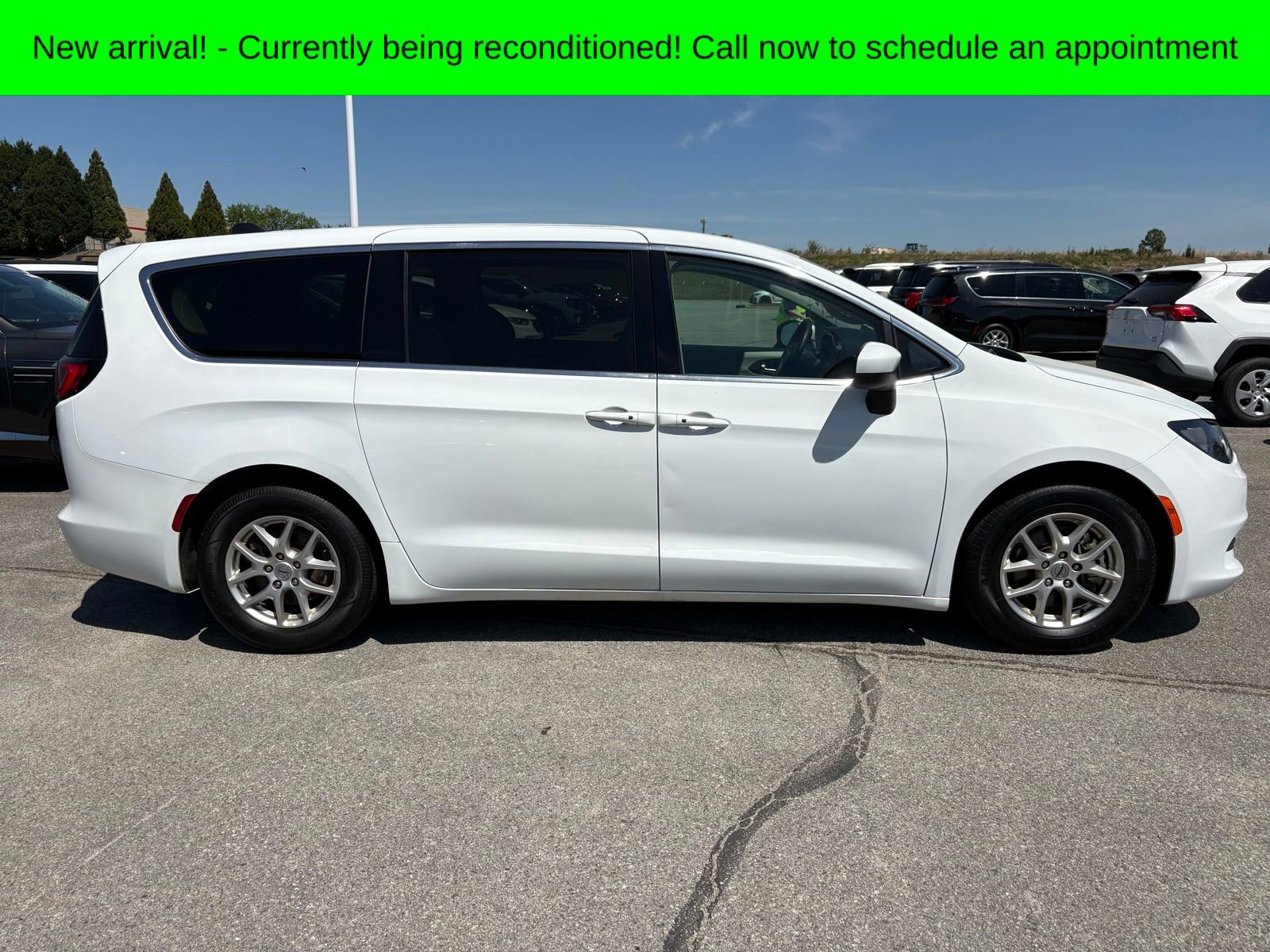 Used 2023 Chrysler Voyager LX image 2