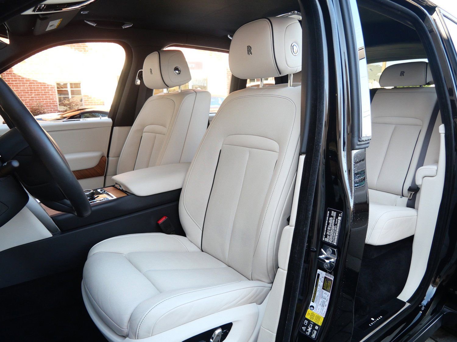 Certified 2023 Rolls-Royce Cullinan w/ Cullinan Package image 25