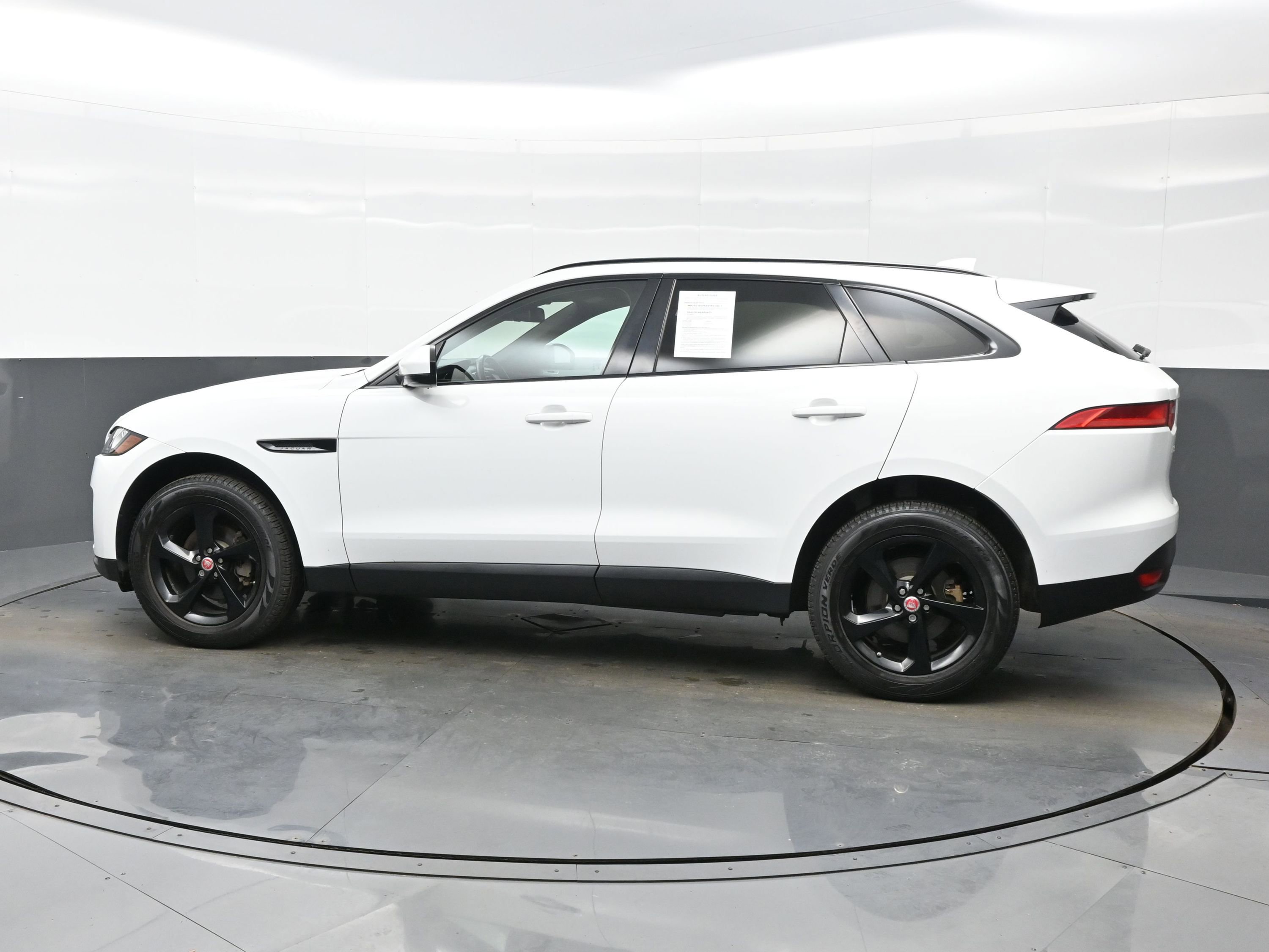 Used 2018 Jaguar F-PACE Premium image 3