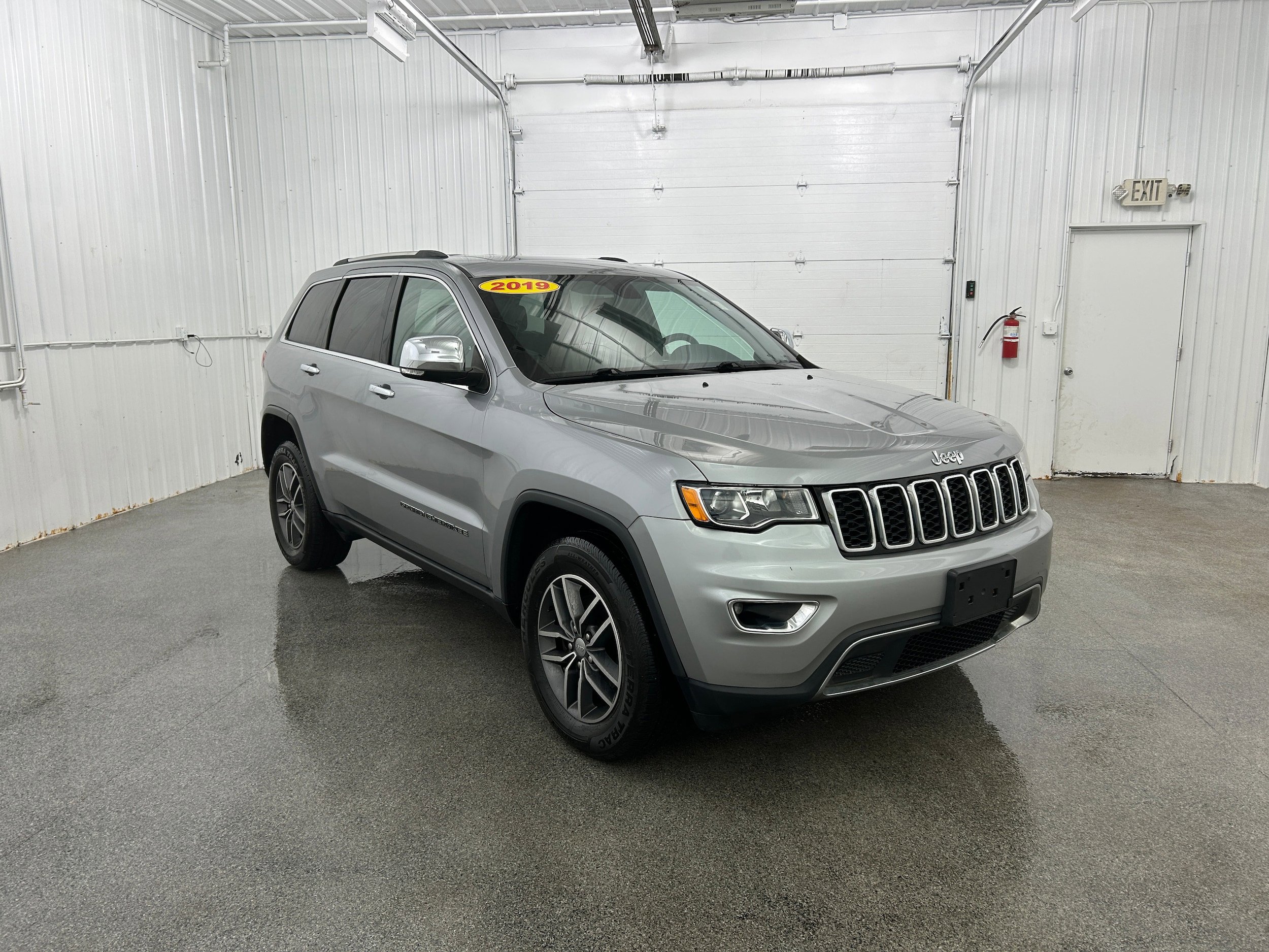 Used 2018 Jeep Grand Cherokee Limited AWD/4WD image 2