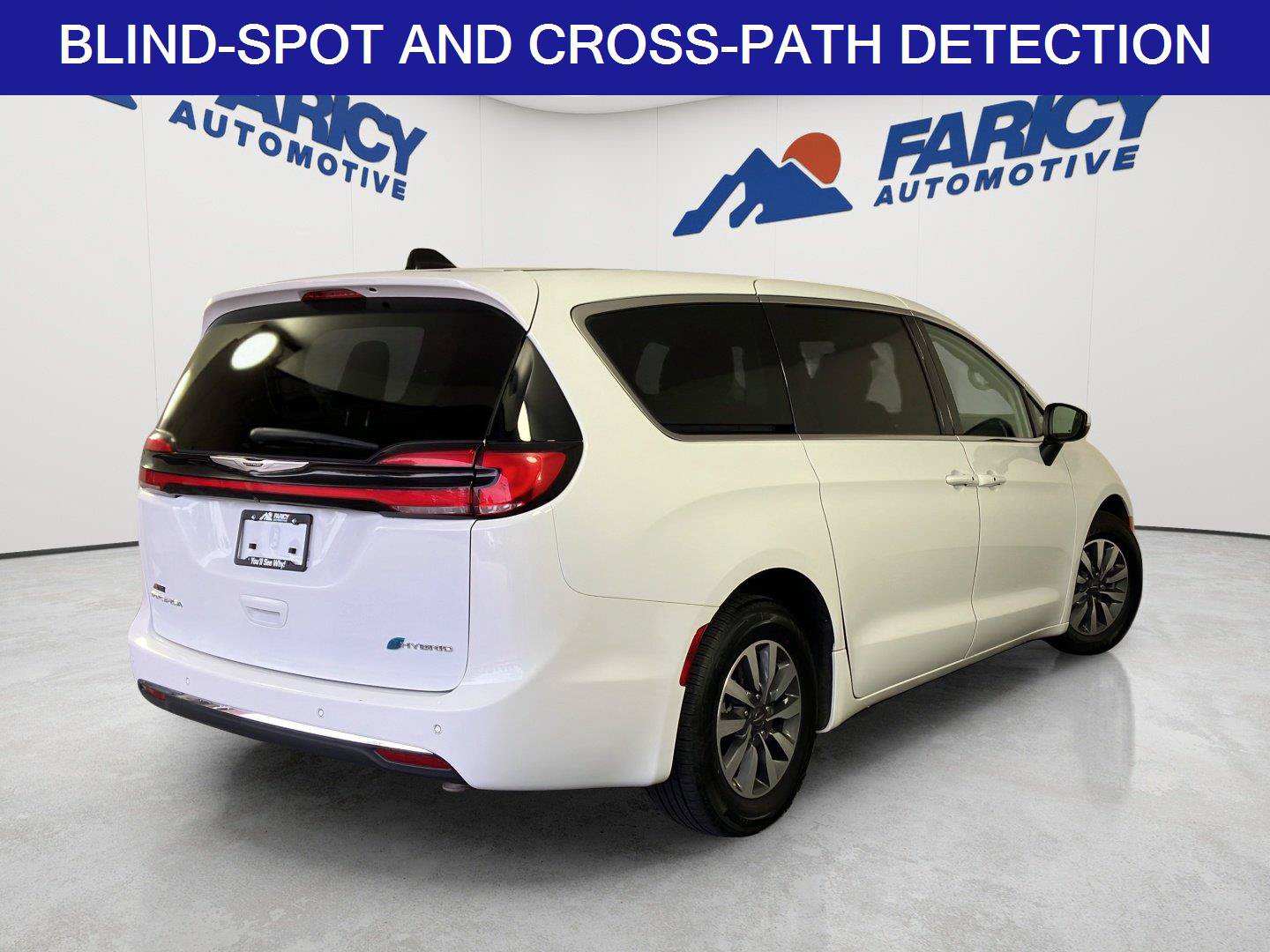 Used 2023 Chrysler Pacifica Touring-L FWD image 6