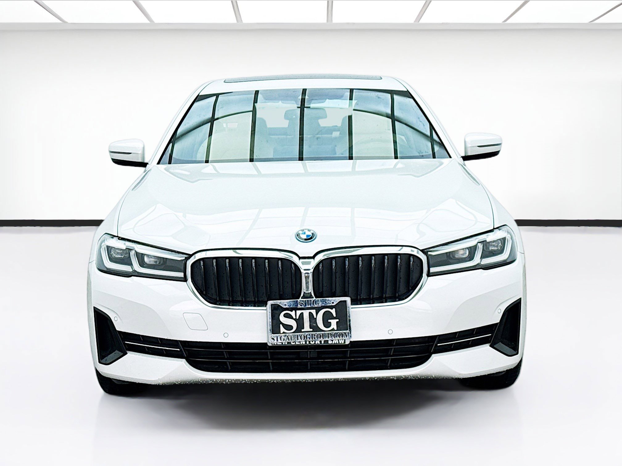 Used 2023 BMW 530e w/ Premium Package image 2