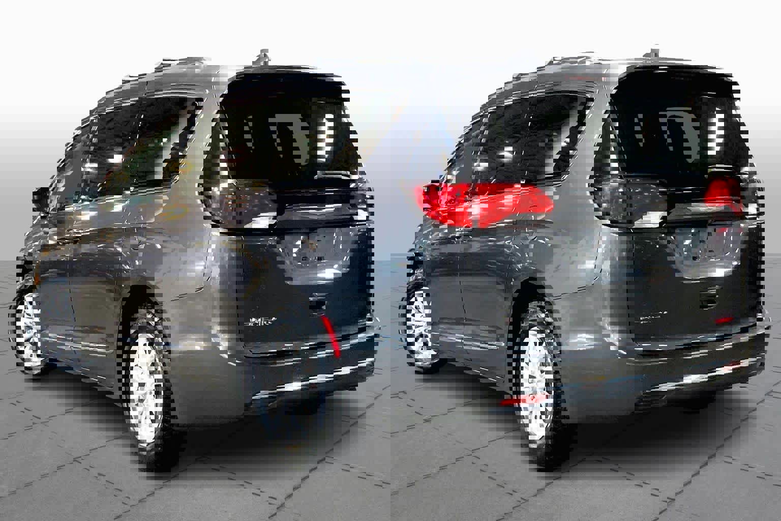 Used 2018 Chrysler Pacifica Touring-L image 11