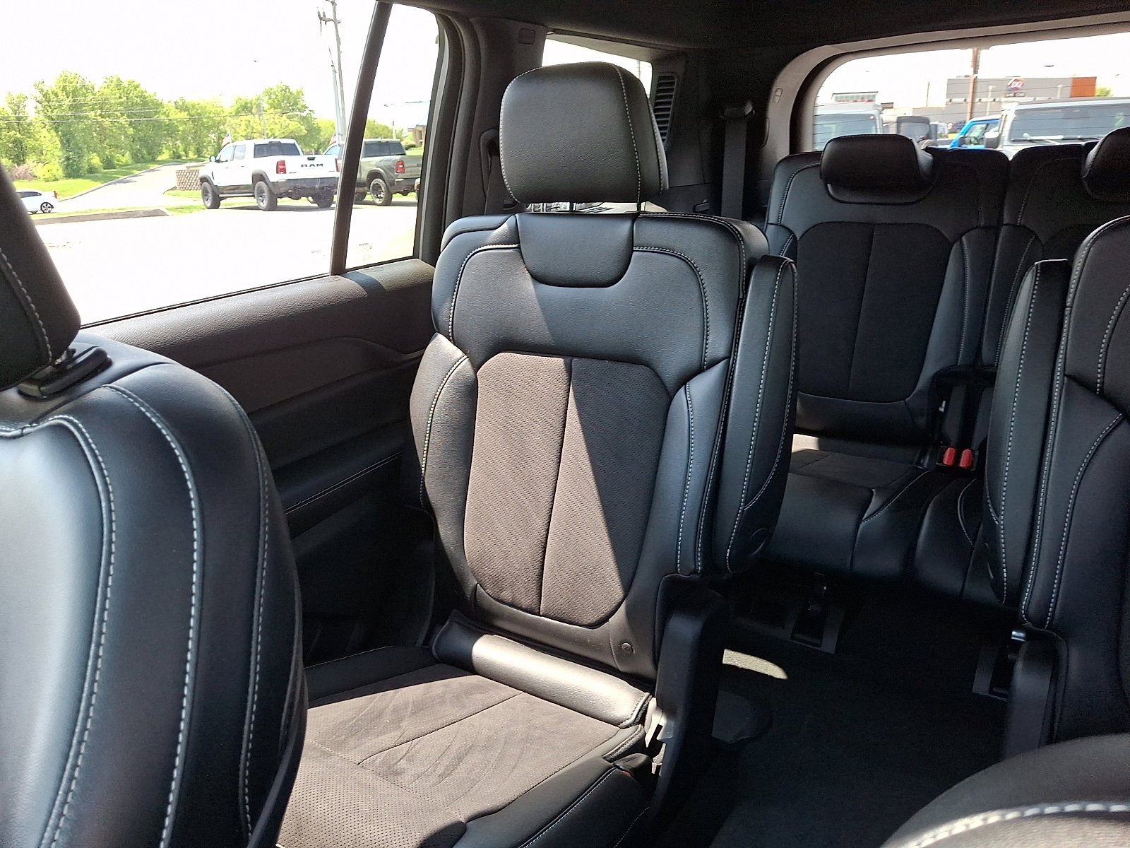 Certified 2023 Jeep Grand Cherokee L Laredo AWD/4WD image 19