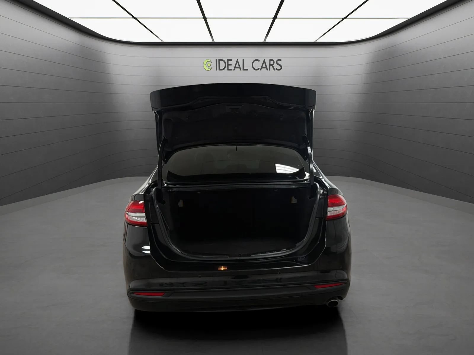 Used 2018 Ford Fusion SE w/ Equipment Group 201A FWD image 9
