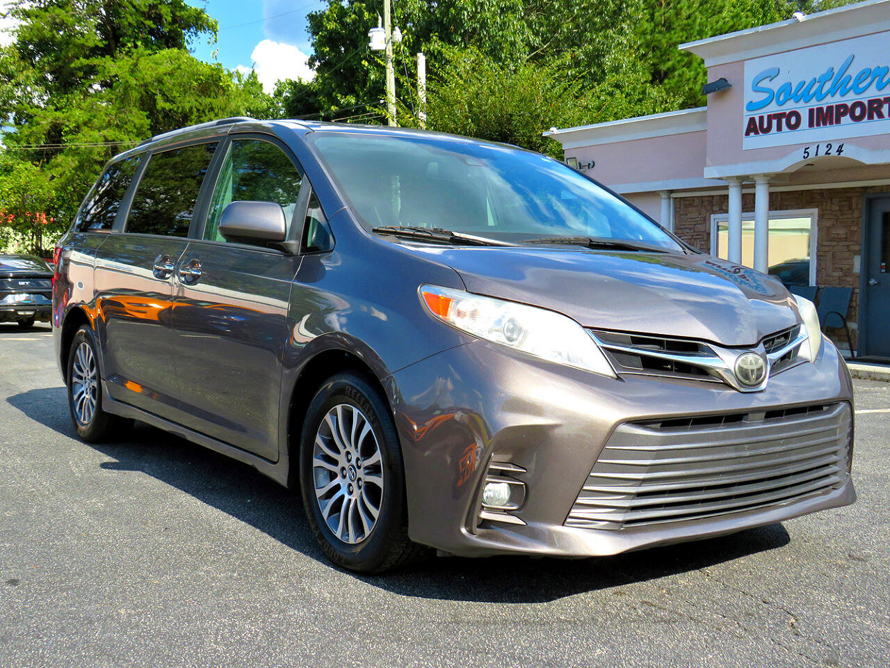 Used 2018 Toyota Sienna XLE image 5