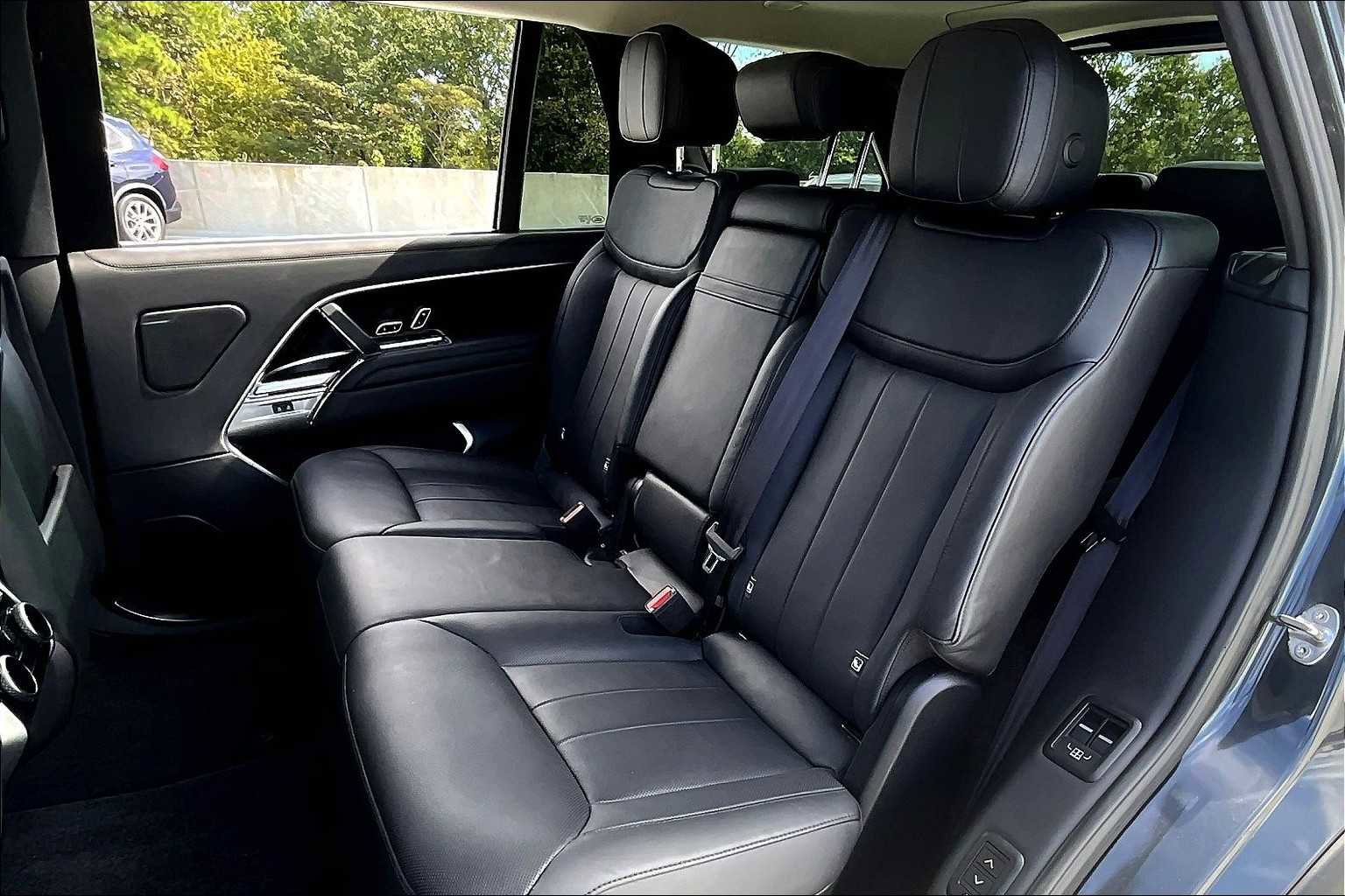 Used 2023 Land Rover Range Rover Long Wheelbase SE image 37