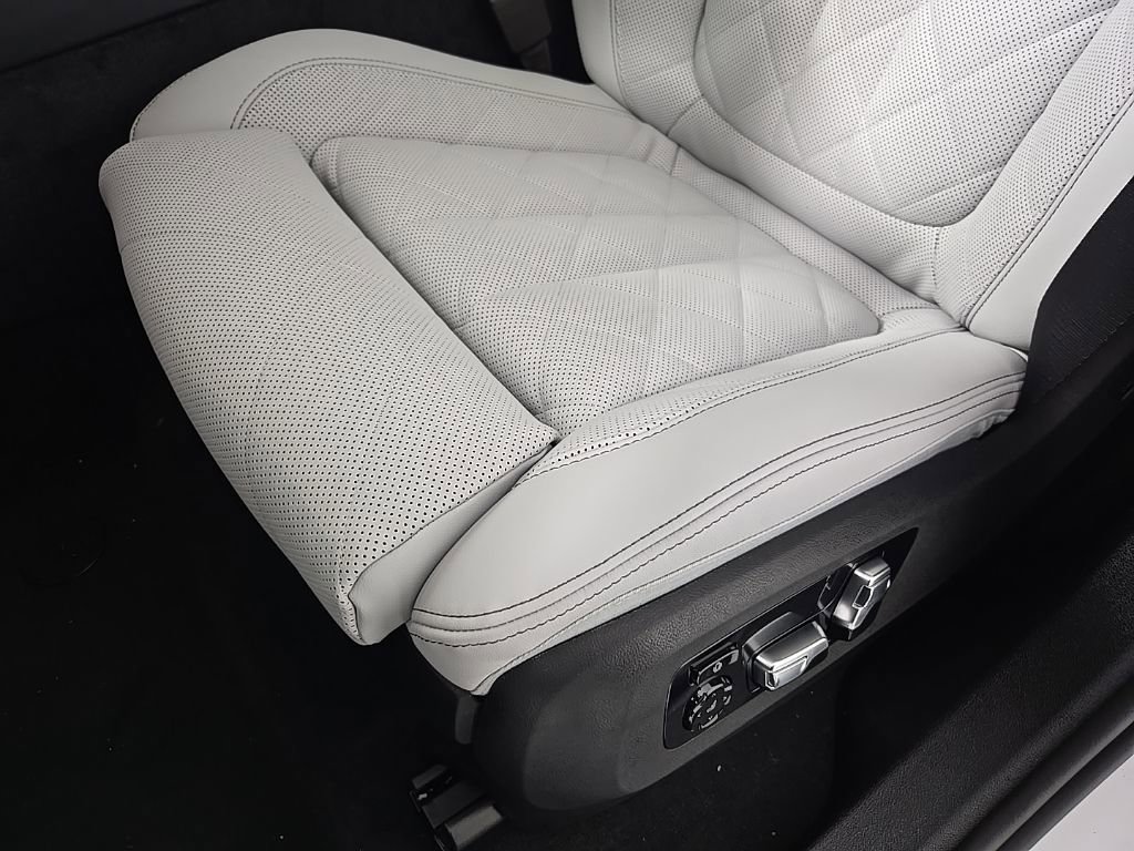 New 2026 BMW X6 xDrive40i w/ Climate Comfort Package image 14