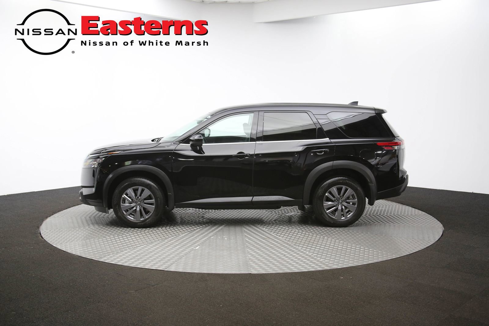 Used 2025 Nissan Pathfinder S image 92