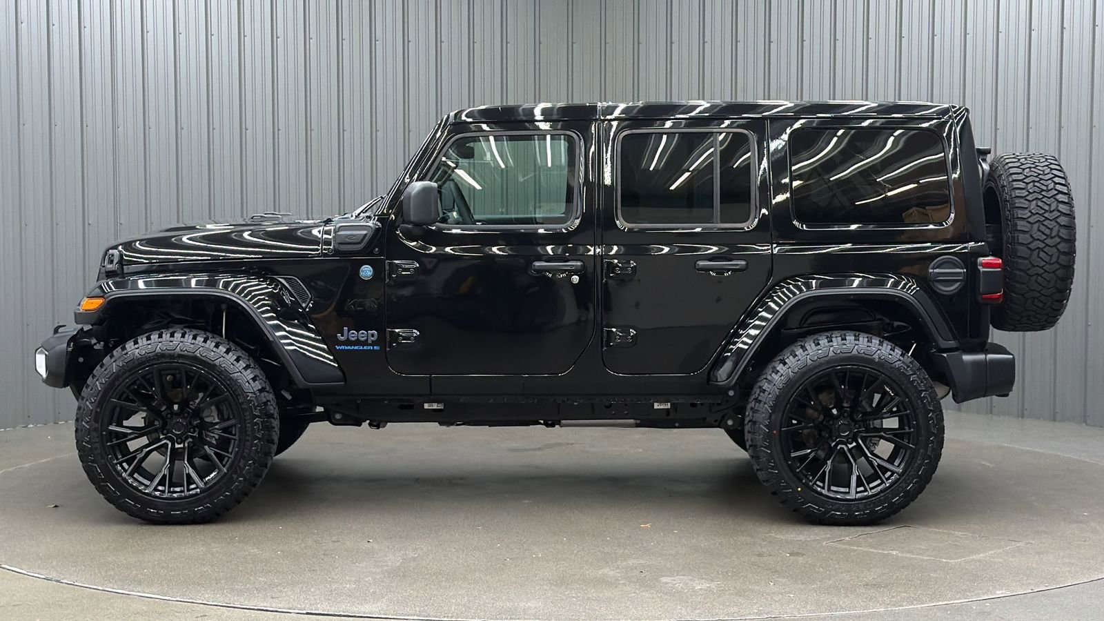 Used 2025 Jeep Wrangler Unlimited Sahara w/ Safety Group AWD/4WD image 2