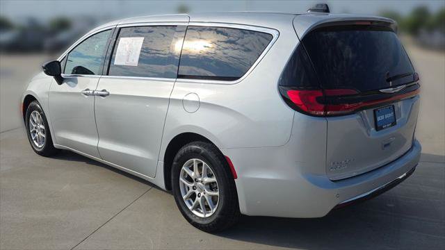 Certified 2024 Chrysler Pacifica Touring-L FWD image 4