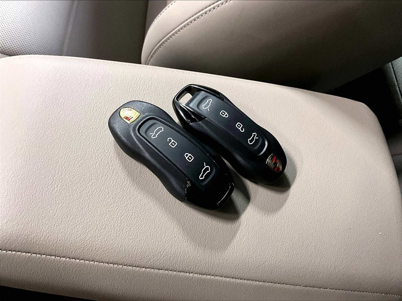 Used 2024 Porsche Macan 4 Electric image 38