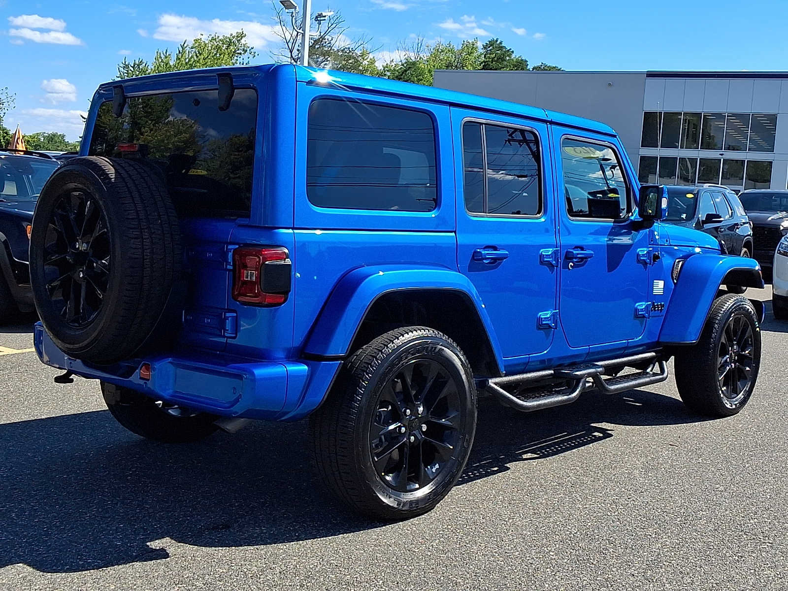 Used 2023 Jeep Wrangler Unlimited Sahara AWD/4WD image 6