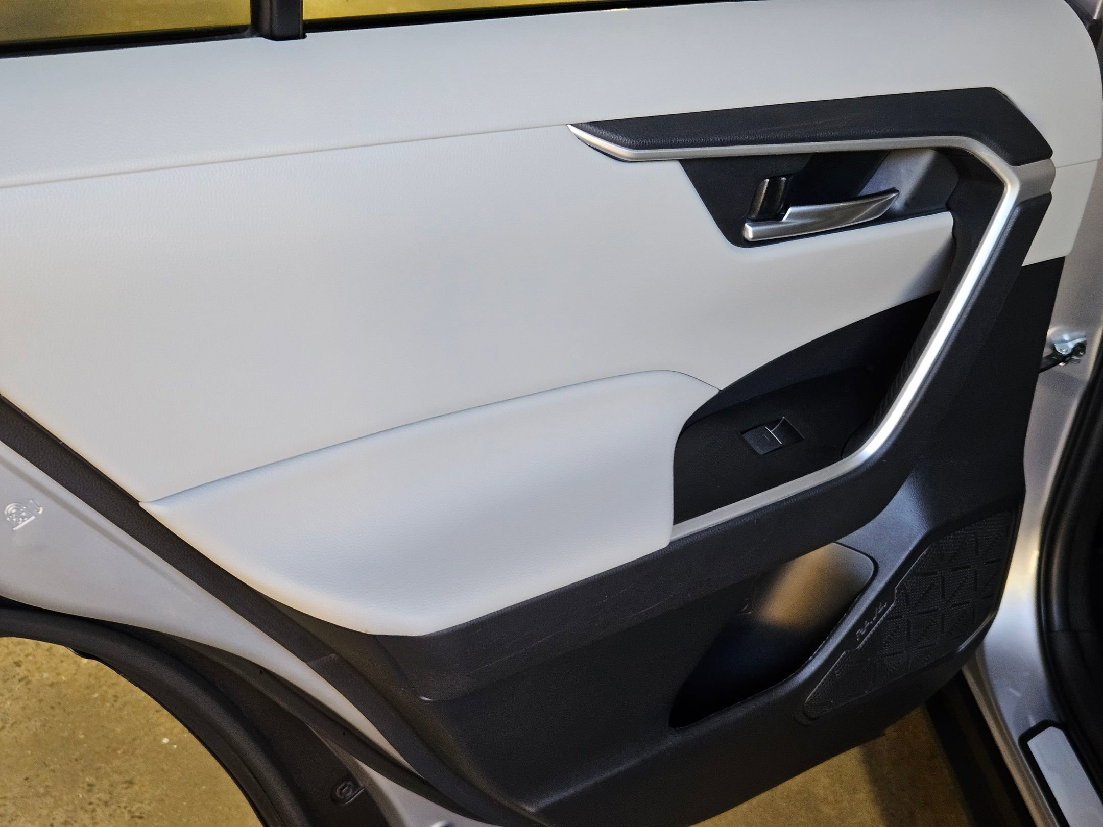 Used 2023 Toyota RAV4 XLE Premium image 33