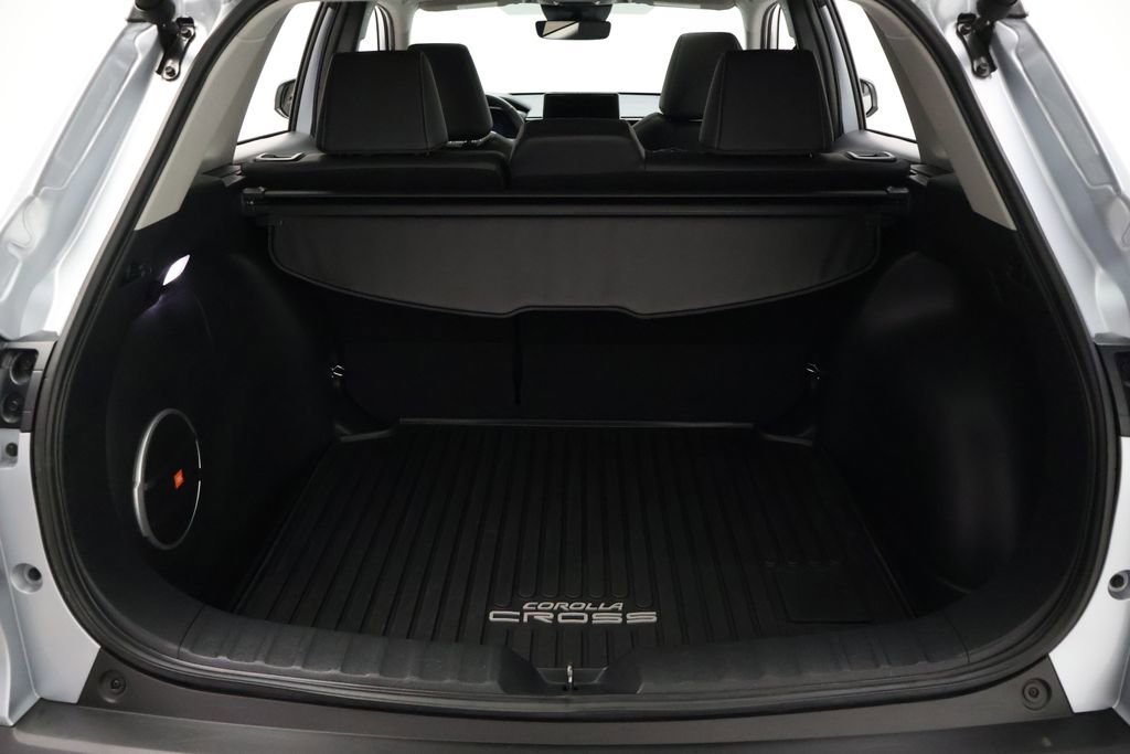 Used 2023 Toyota Corolla Cross XLE w/ Convenience Package FWD image 22