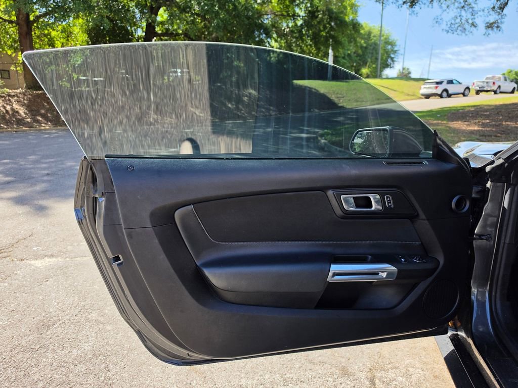 Used 2018 Ford Mustang Coupe RWD image 9