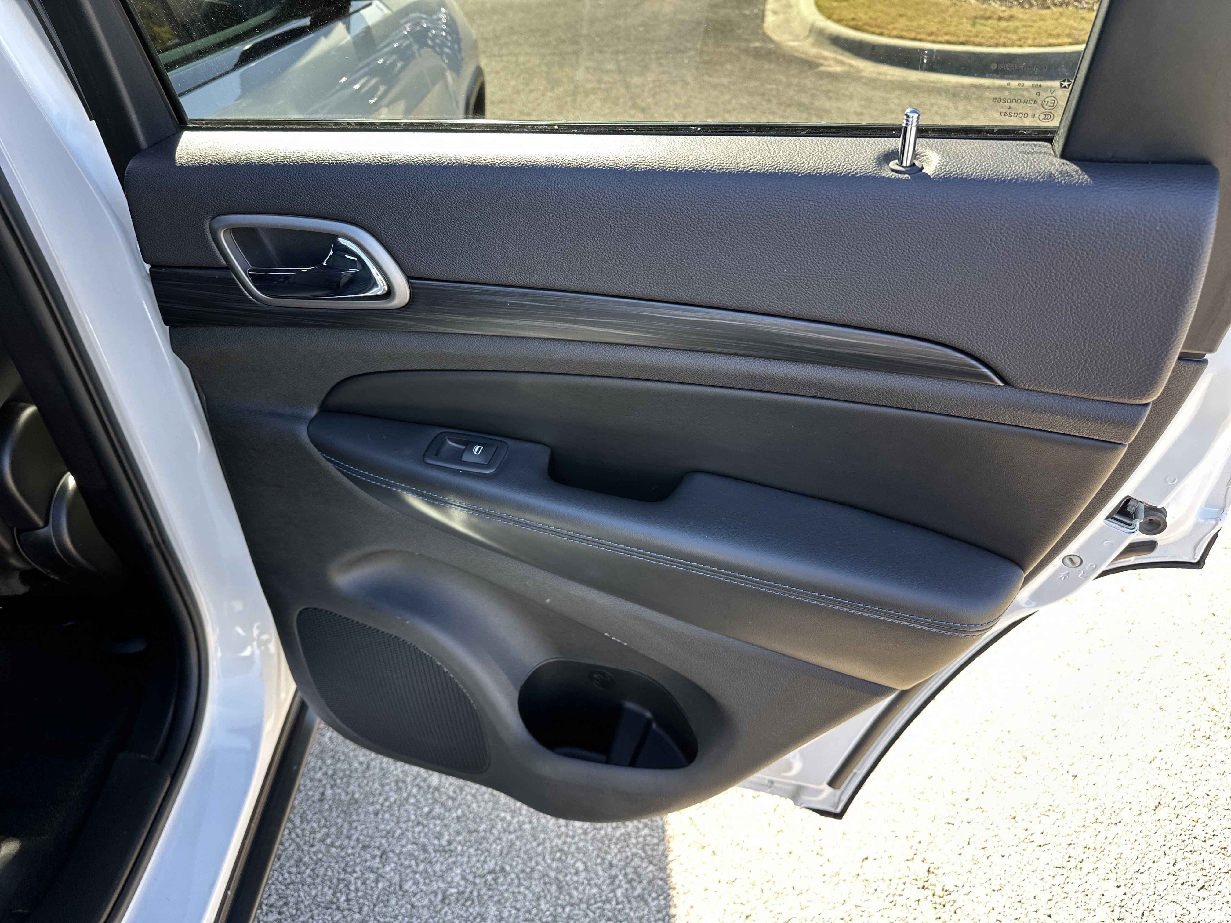 Used 2019 Jeep Grand Cherokee Laredo image 17