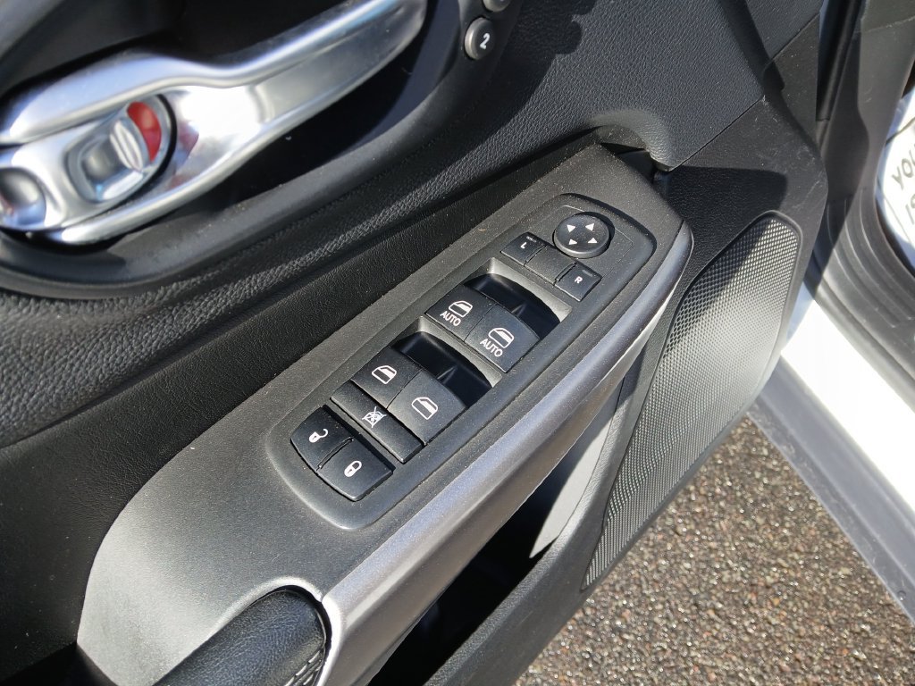 Used 2019 Jeep Cherokee Limited AWD/4WD image 12