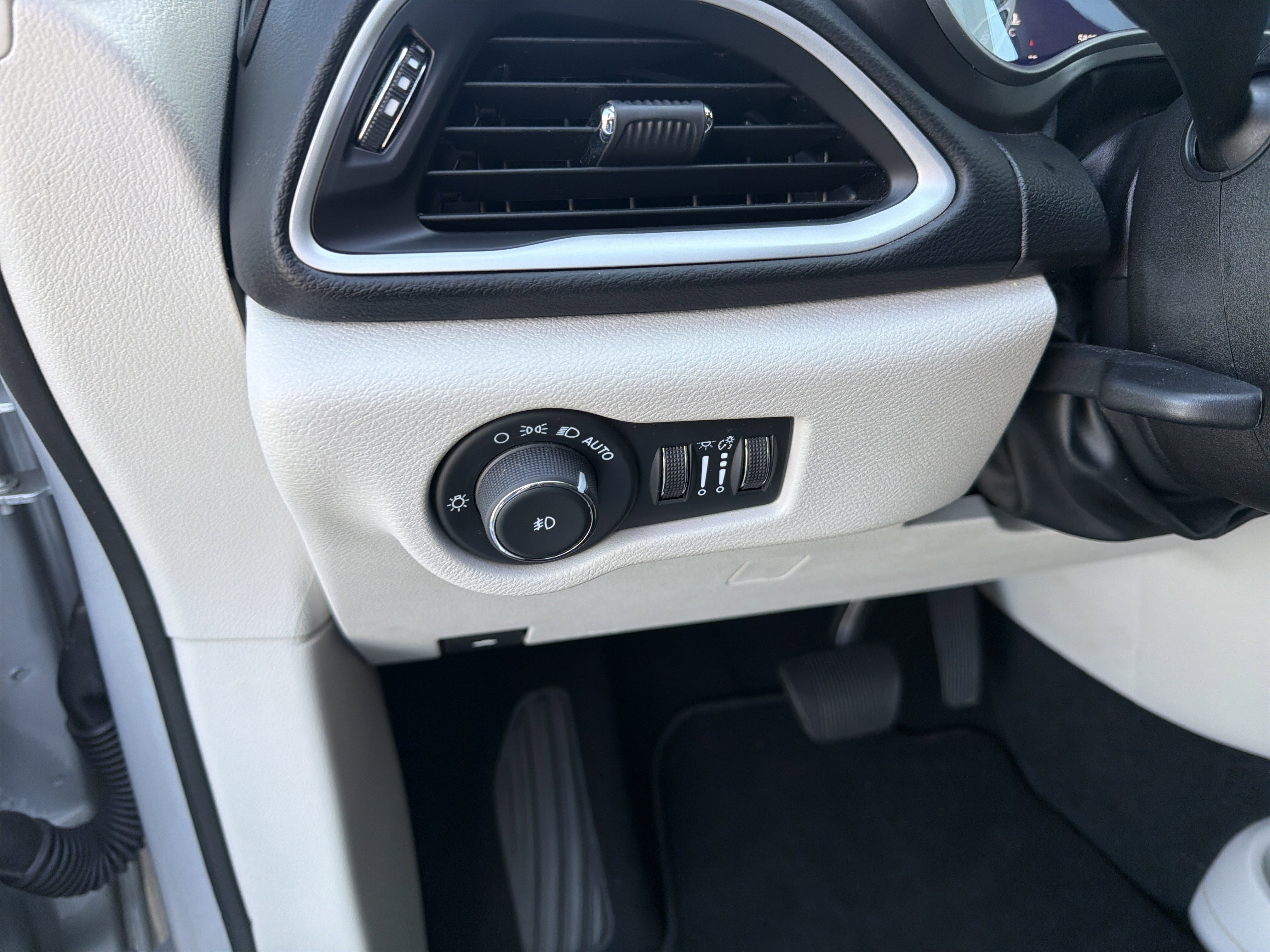 Used 2024 Chrysler Pacifica Touring-L FWD image 33