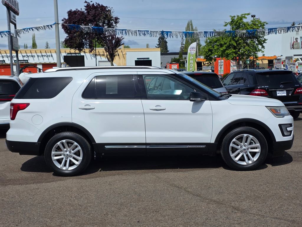 Used 2017 Ford Explorer XLT w/ Equipment Group 202A FWD image 32