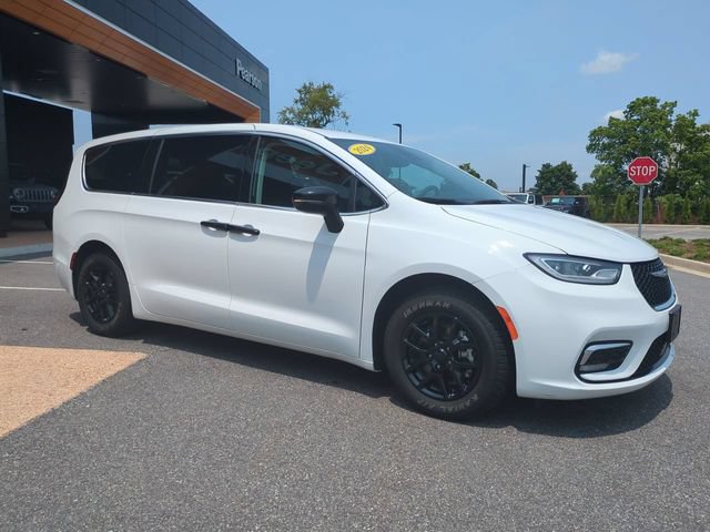 Used 2024 Chrysler Pacifica Touring-L FWD image 2