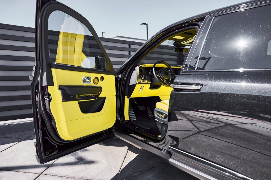 Used 2022 Rolls-Royce Cullinan Black Badge w/ Dark Exterior Package image 35