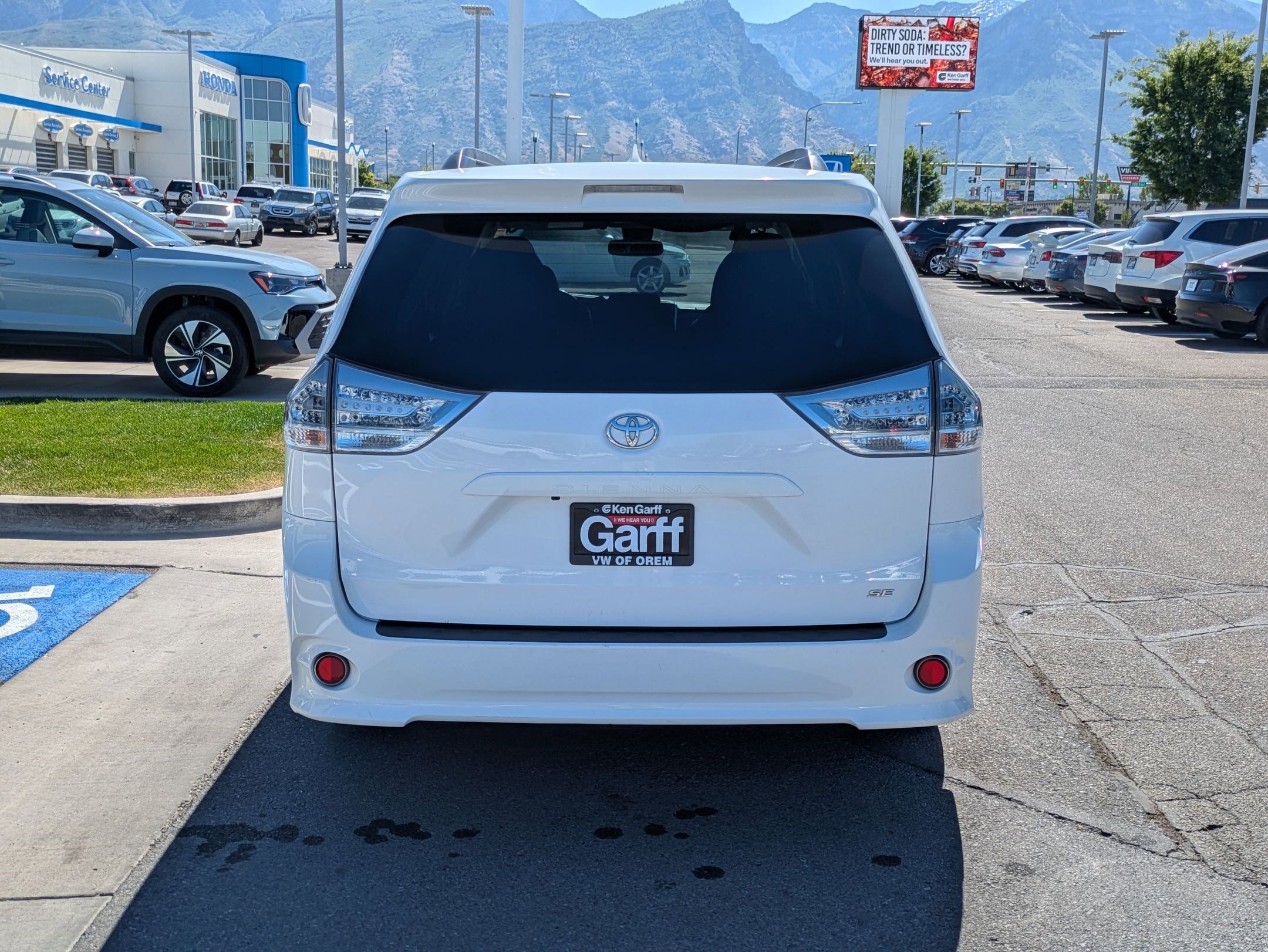 Used 2018 Toyota Sienna SE FWD image 7