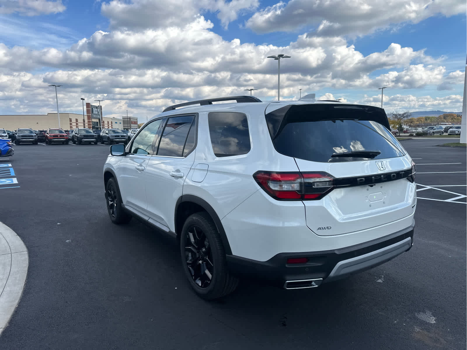 New 2025 Honda Pilot Touring image 6