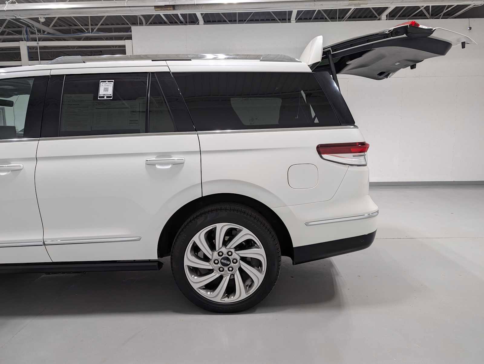 Certified 2023 Lincoln Navigator Reserve AWD/4WD image 11