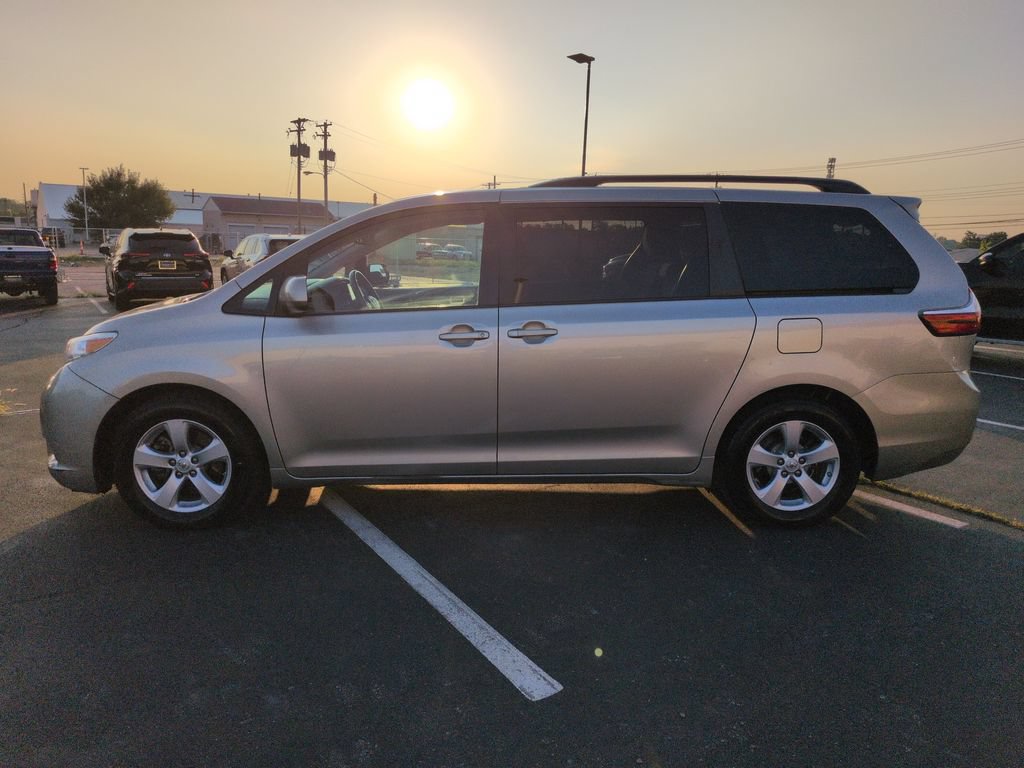 Used 2015 Toyota Sienna LE FWD image 3