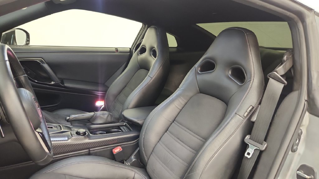 Used 2020 Nissan GT-R Premium AWD/4WD image 32