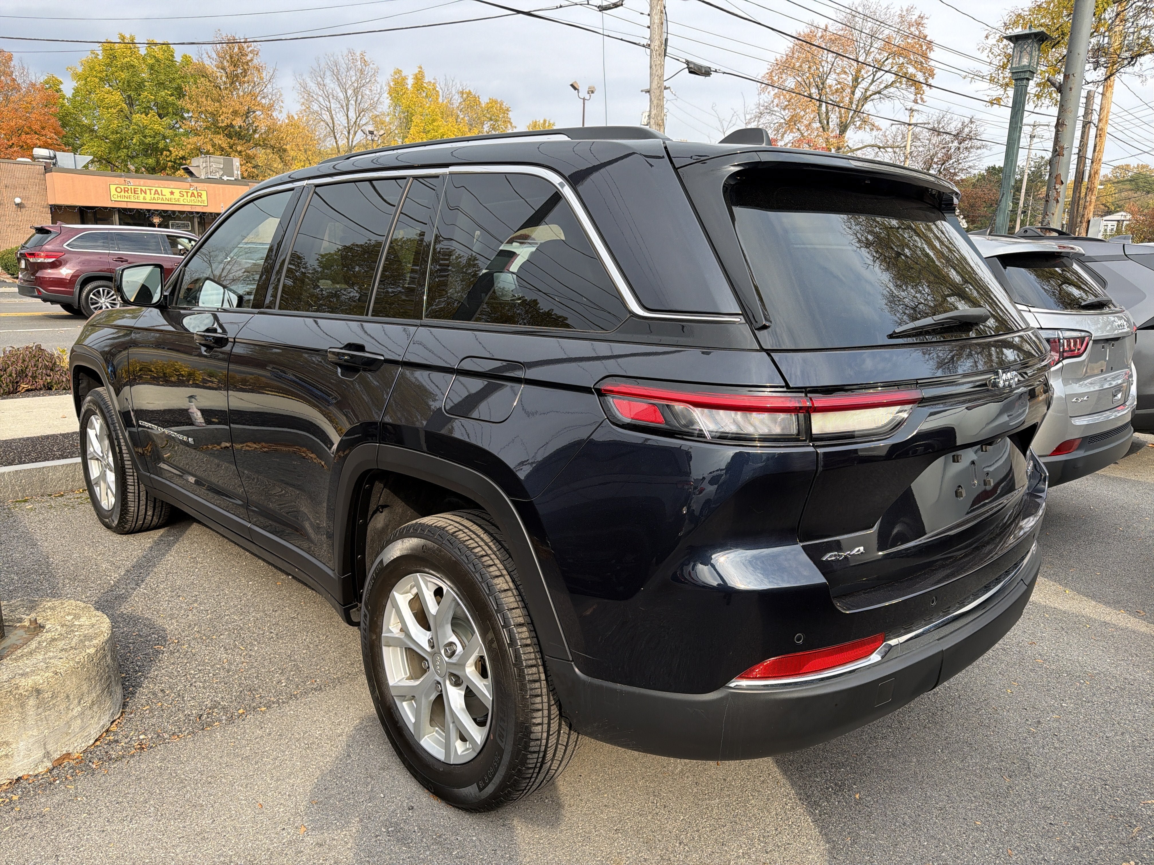 Used 2023 Jeep Grand Cherokee Limited AWD/4WD image 5