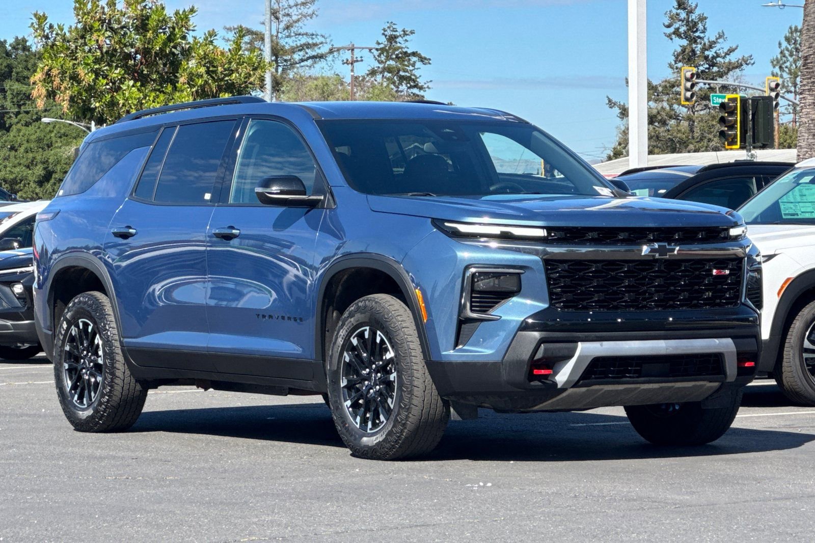 Used 2025 Chevrolet Traverse Z71 image 2
