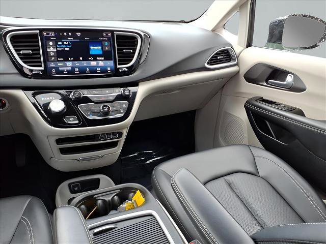 Used 2024 Chrysler Pacifica Touring-L image 10