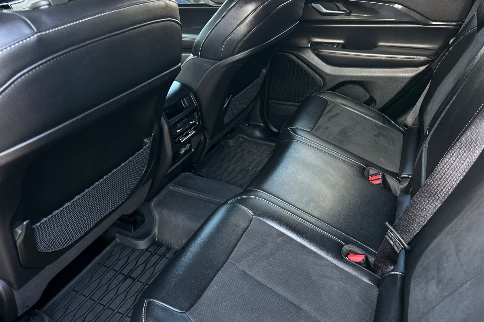 Used 2023 Jeep Grand Cherokee Altitude image 14