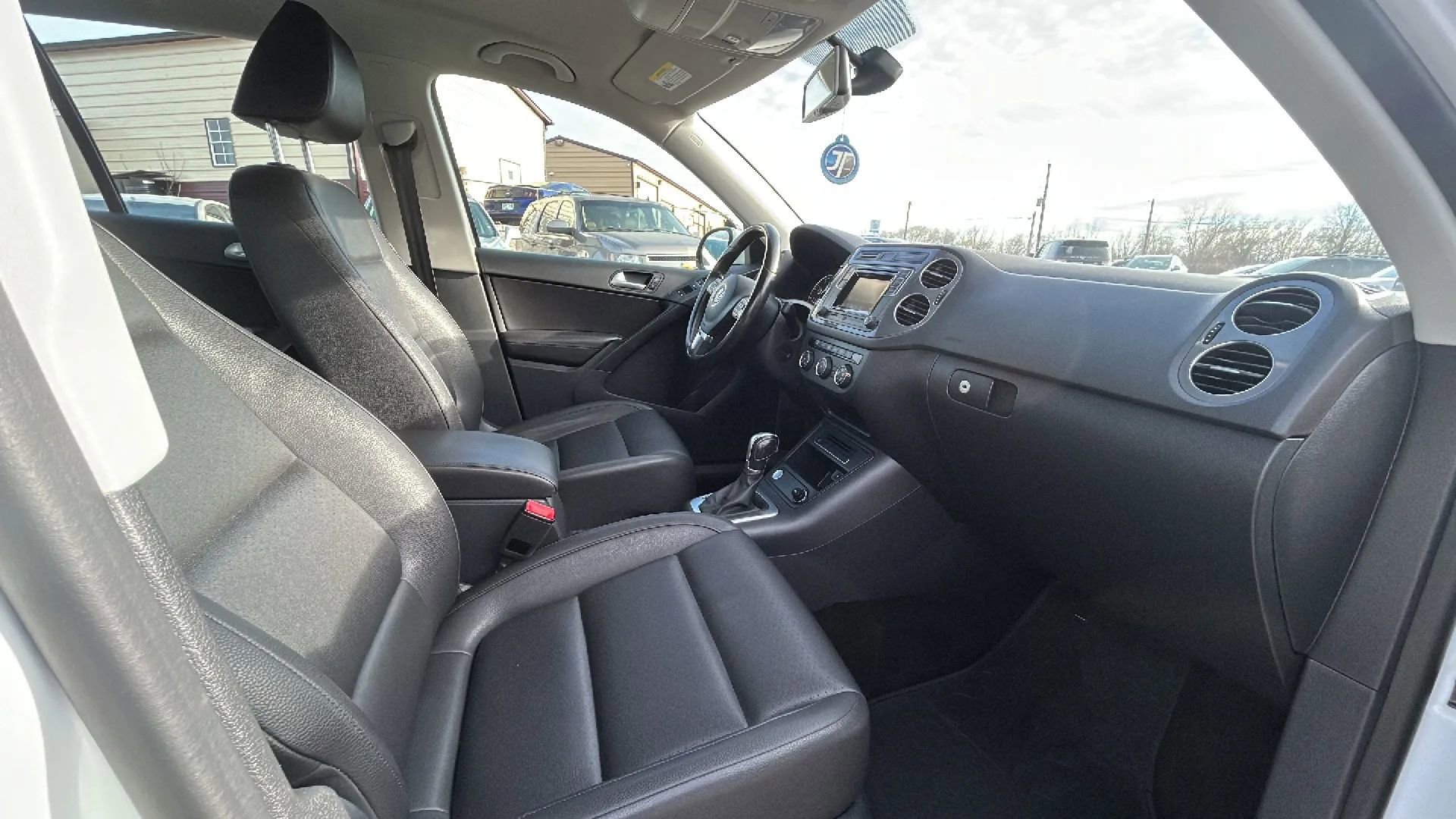 Used 2016 Volkswagen Tiguan SE image 52