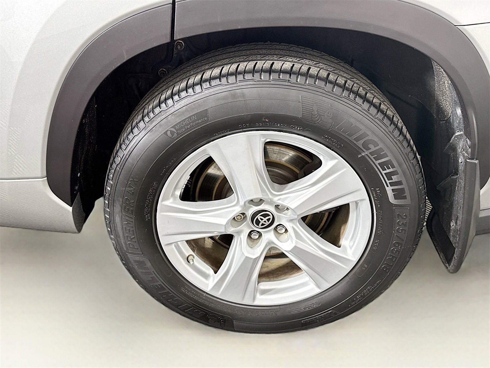 Certified 2021 Toyota Highlander LE image 17