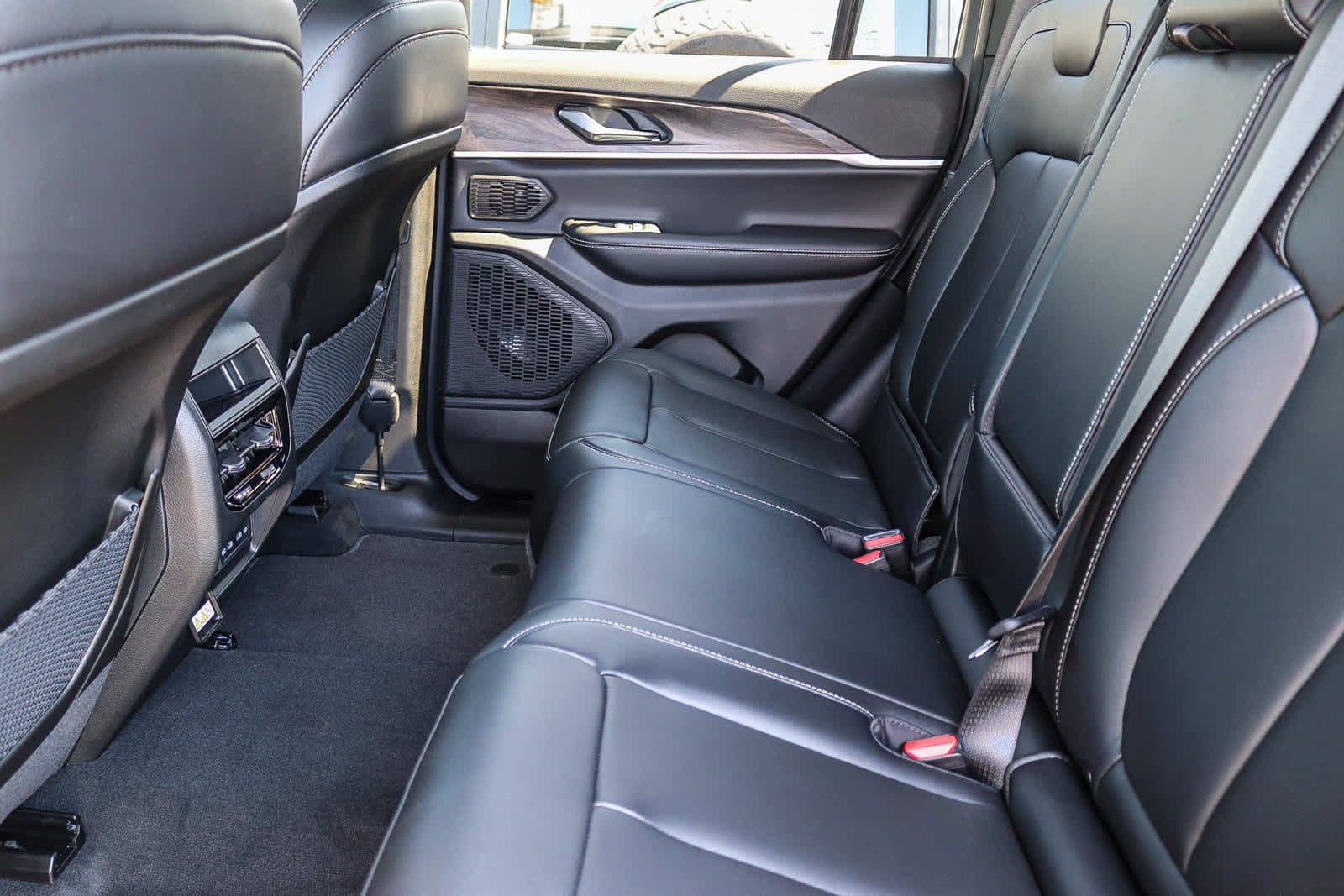 New 2027 Jeep Grand Cherokee Limited AWD/4WD image 19