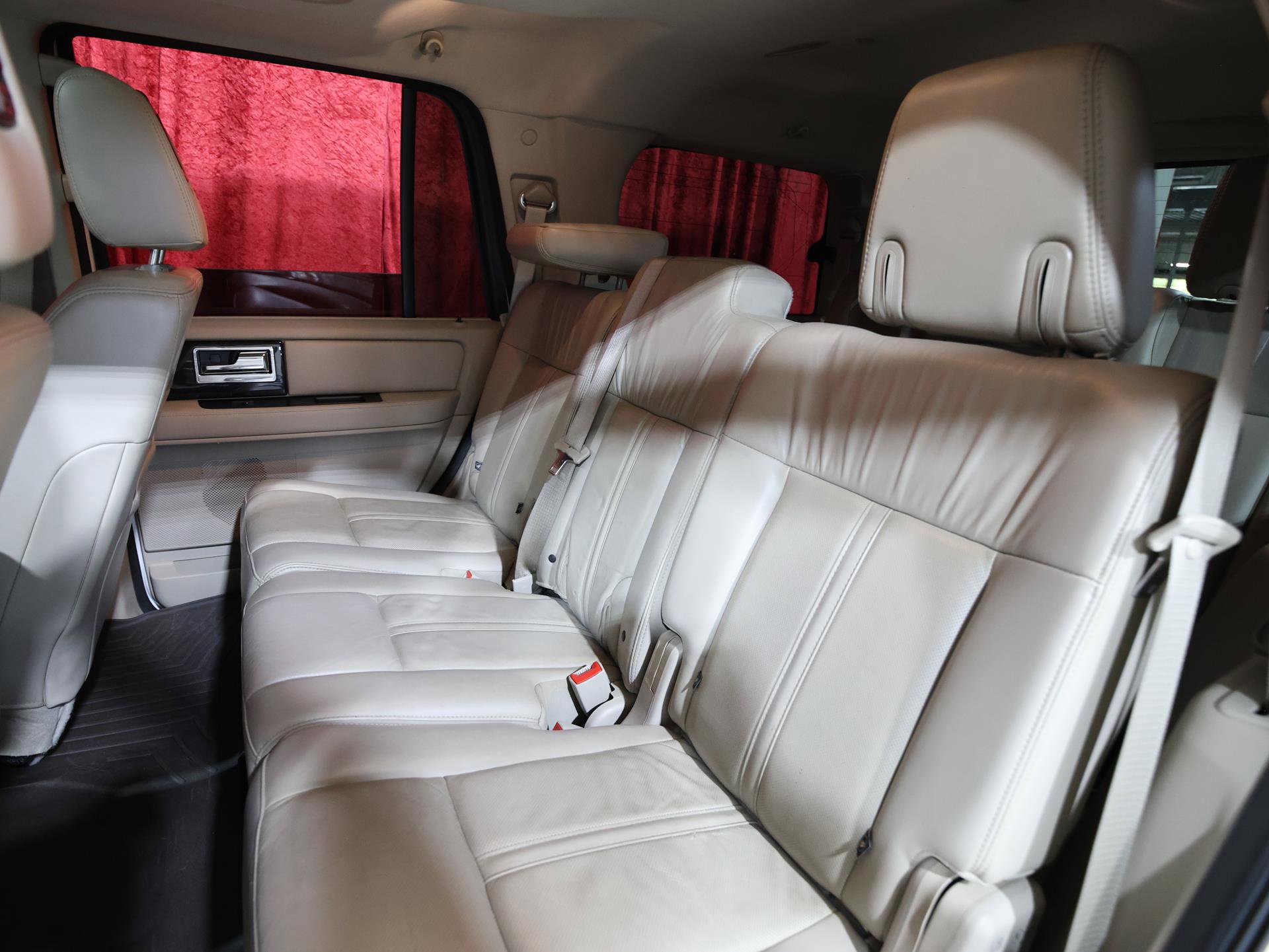 Used 2017 Lincoln Navigator Select image 14