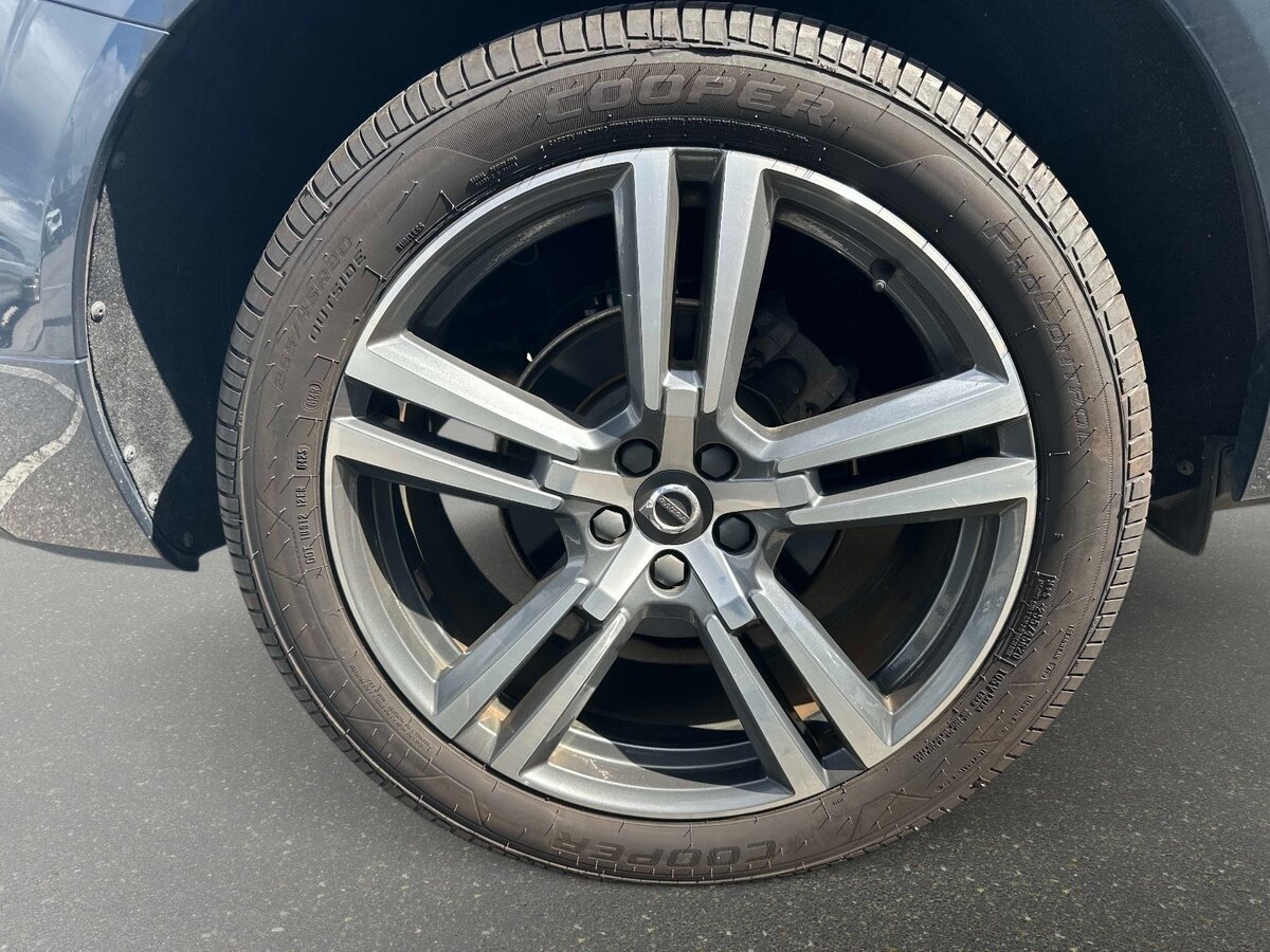 Used 2018 Volvo XC60 T5 Momentum w/ Vision Package AWD/4WD image 6