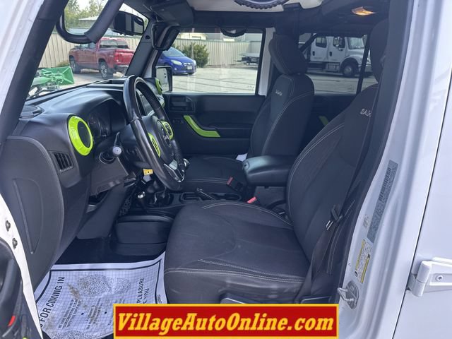 Used 2016 Jeep Wrangler Unlimited Sahara w/ Connectivity Group AWD/4WD image 15